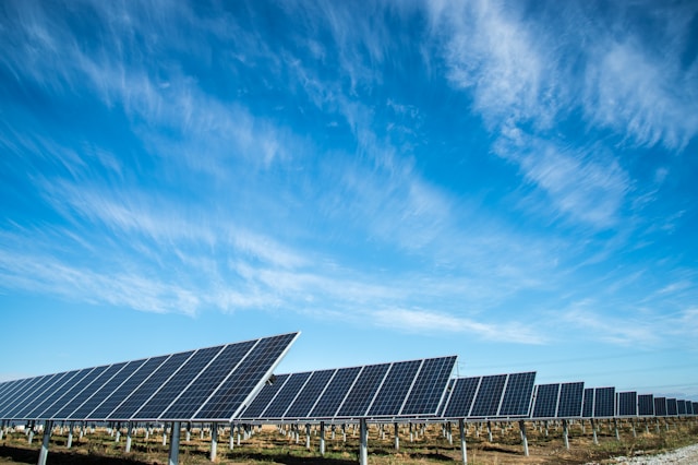 脱炭素とコスト削減・BCPを両立！太陽光発電の2つの役割