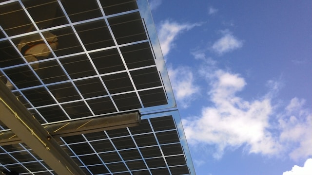 工場屋根に太陽光発電を設置する際の費用と補助金
