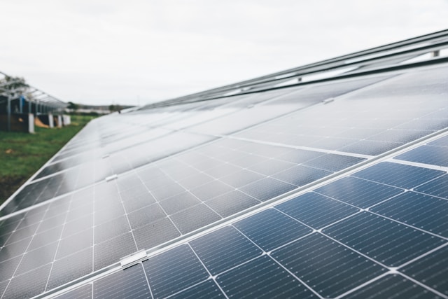 太陽光発電＋産業用蓄電池で削減効果を最大化（ピークカット）